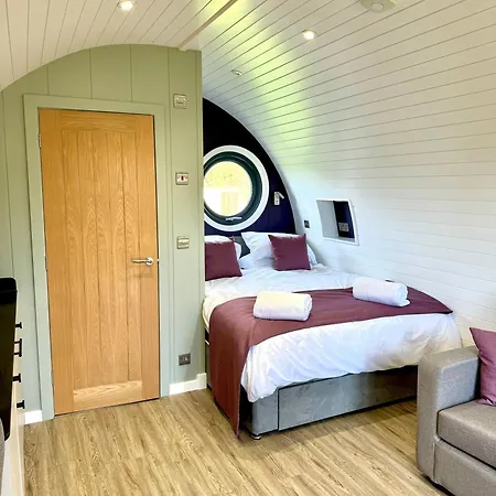 Rowan Hobbit Pod At Cowbridge Cabins Exterior photo